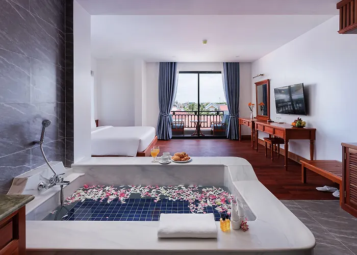 Two Seasons Hotel 5*
