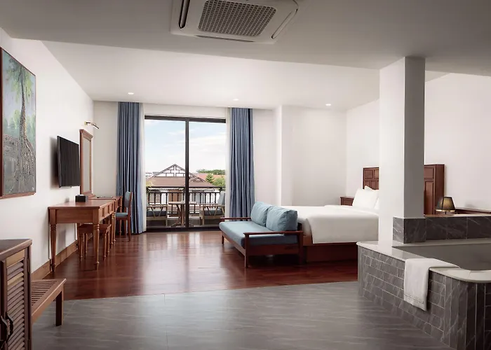 Two Seasons Hotel