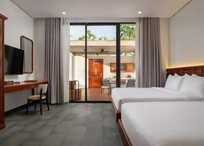 Two Seasons Hotel