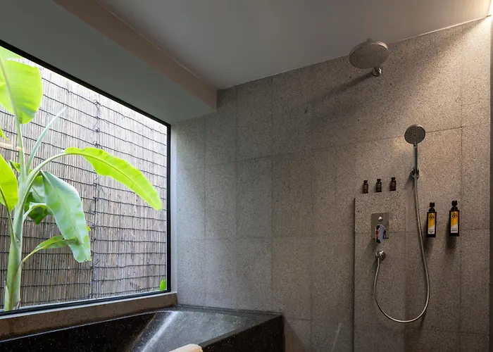 Two Seasons Hotel 5*