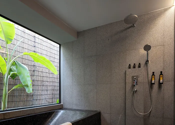 Hotel Two Seasons